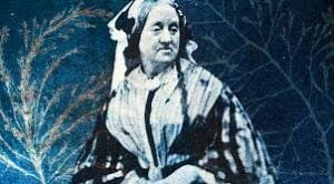 eerste vrouwelijke fotograaf De eerste vrouwelijke fotograaf waarvan we bekend zijn, is Anna Atkins uit Engeland. Zij was actief in de jaren 1840 en 1850 en is bekend om haar bijdragen aan de fotografie en haar publicaties over deze nieuwe technologie. Atkins was ook een van de eerste mensen die fotografie gebruikte om wetenschappelijke informatie te documenteren en te verspreiden. Zij publiceerde een serie albums genaamd "Photographs of British Algae: Cyanotype Impressions" waarin ze foto's gebruikte om algen te identificeren en te classificeren. Andere bekende vrouwelijke fotografen uit die tijd zijn e.g. Julia Margaret Cameron en Lady Clementina Hawarden. Zij waren beiden pioniers in het veld van de fotografie en hebben hun eigen unieke stijlen en technieken ontwikkeld. De bijdragen van deze vrouwen aan de fotografie hebben geholpen om deze kunstvorm te bevorderen en te waarderen. Tegenwoordig zijn er veel succesvolle vrouwelijke fotografen die wereldwijd bekend zijn, zoals Annie Leibovitz, Nadav Kander en Lynsey Addario. Zij blijven de traditie van de eerste vrouwelijke fotografen voortzetten door middel van hun technische vaardigheden, creativiteit en visie, en door hun unieke bijdragen aan de fotografie.